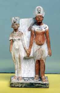 Estatueta de Amenófis IV (Akhenaton) e Nefertiti, de Tell el-Amarna, Período de Amarna, Novo Império, 1353-1337 aC (calcário pintado) (ver também 50764)
