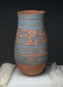 Vaso em forma de lágrima com desenhos pintados de donzelas, vacas e plantas do pântano, New Kingdom, c.1390-1353 BC (terracota pintada) de Egyptian 18th Dynasty