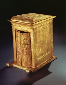 O Santuário de Ouro de Tutancâmon (c.1370-1352 aC) Novo Reino (madeira revestida com gesso coberto com ouro) (ver também 227986)