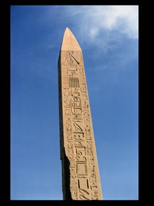 O Obelisco de Tutmés I (1504-1492 aC) no Grande Templo de Amon, Templo de Karnak, Novo Reino