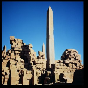 Os Obeliscos de Tutmés I (1504-1492 aC) e Hatshepsut (1473-1458 aC) no Grande Templo de Amon, Templo de Karnak, Novo Reino