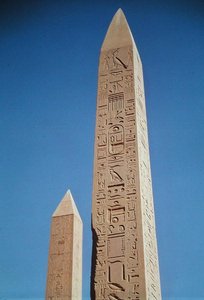 Os Obeliscos de Tutmésis I (1504-1492 aC) e Hatshepsut (1473-1458 aC) no Grande Templo de Amon, Novo Reino