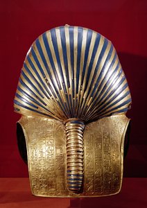 A parte de trás da máscara de ouro, do Tesouro de Tutancâmon (c.1370-1352 aC) Novo Reino, c.1340 aC (ouro incrustado com pedras semipreciosas)