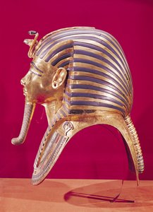 A máscara de ouro, do Tesouro de Tutancâmon (c.1370-52 aC) c.1340 aC (ouro incrustado com pedras semipreciosas) (ver 179987 para o lado oposto)