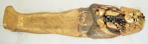 O caixão mais íntimo do rei, do túmulo de Tutancâmon (c.1370-1352 aC) Novo reino (ouro incrustado de pedras semipreciosas) (para detalhes ver 343642)