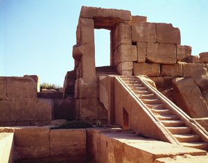 A escadaria que conduz o salão do festival de Tuthmosis III (c.1490-1439 BC) no grande templo de Amun, reino novo