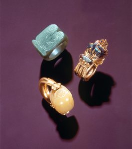 Três anéis, do túmulo de Tutankhamon (c.1370-1352 aC) Novo Reino (ouro)