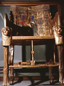 Trono de Tutankhamun, mostrando o Rei sentado e a Rainha oferecendo-lhe um vaso, do túmulo de Tutankhamun no Vale dos Reis em Tebas, c.1361-52 AC (madeira dourada) de Egyptian 18th Dynasty