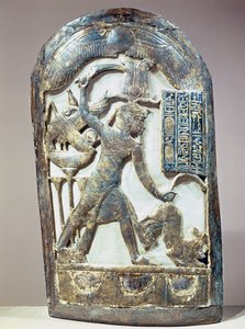 Escudo votivo representando o rei matando um leão, do túmulo de Tutancâmon (c.1370-52 aC) Novo reino (madeira entalhada e dourada)