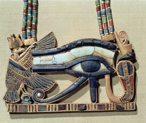 Wedjet olho peitoral, do túmulo de Tutancâmon (c.1370-52 aC) Novo Reino (cloisonne dourado com pasta de vidro) (ver também 228564)
