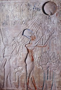 baixo relevo do rei Ikhenaton e da rainha Nefertiti adornando o deus do sol Aton de Egyptian 18th Dynasty