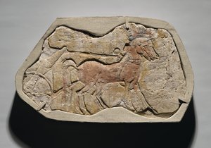 Uma extensão de dois cavalos puxando uma carruagem, de Tell el-Amarna, Novo Reino, c.1353-1336 aC (gesso pintado)