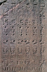 Bloco com relevos e inscrições, Grande Templo de Amon, Tanis, Egipto, Novo Reino, Dinastia XIX de Egyptian 19th Dynasty