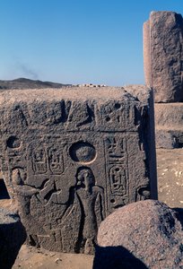 Bloco com relevos e inscrições de Ramsés II, Grande Templo de Amon, Tanis, Egipto, Novo Reino, Dinastia XIX de Egyptian 19th Dynasty