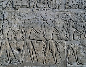 Personagens que simbolizam distritos mineiros trazendo os seus tributos ao deus, relevo, Pátio de Ramsés II, Templo de Amon (Lista do Património Mundial da Unesco de Egyptian 19th Dynasty