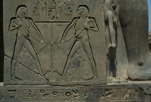 Detalhe de um relevo representando dois homens (grés) de Egyptian 19th Dynasty