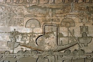 Antiguidade egípcia: vista dos relevos representando a procissão do barco sagrado, Templo Memorial dedicado ao faraó Ramsés II (1279-1213 a.C.), local Ramasseum (Ramesseum) em Luxor, Egito. de Egyptian 19th Dynasty