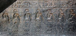 Antiguidade egípcia: detalhe de um relevo decorando os emblemas dos territórios conquistados pelo faraó Ramsés II (1292-1186 a.C.). Templo de Luxor. East Bank (Tebas), Egito. de Egyptian 19th Dynasty