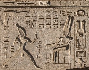 Antiquite egípcio: detalhe do arquitrave decora a representação do faraó Ramsés II honrando o deus Amon e hieróglifos, templo do faraó Ramsés II (1292-1186 AC) em Luxor. East Bank (Tebas), Egito de Egyptian 19th Dynasty