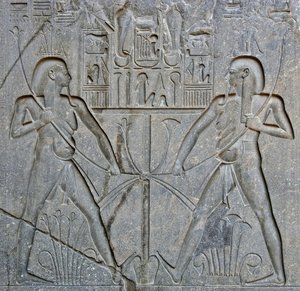Antiquite egípcio: detalhe da base da estátua do Faraó Ramsés II (1292-1186 AC) representando a união do Alto e do Baixo Egipto. Templo de Luxor. East Bank (Tebas), Egito. de Egyptian 19th Dynasty