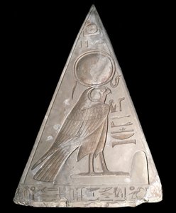 Antiquite egípcio: ponta em pirâmide da capela de Ramose decorada com a representação de Ra-Harakte (Re Harakte) divinite do sol nascente de Egyptian 19th Dynasty