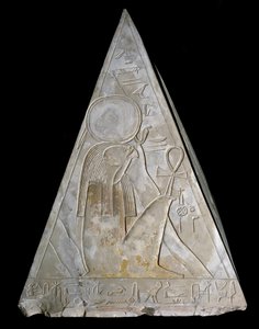 Antiquite egípcio: ponta em pirâmide da capela de Ramose decorada com a representação de Re-Atum (Re Atum ou Ra-Atum ou Ra Atum ou Re Toum) divindade do sol poente. 19ª dinastia ((1295-1190 aC) Deir el Medineh Dim. h. 70 cm Turin Museu egípcio de Egyptian 19th Dynasty