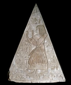 Antiquito egípcio: ponta em pirâmide da capela de Ramose decorada com a representação da divinita do sol nascente Ra-Harakte (Re Harakte), adoradora tardia de Egyptian 19th Dynasty