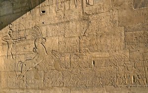 Antiquite egípcio: vista dos relevos que celebram os feitos de Ramsés II durante a Batalha de Qadesh em 1274 AC, Templo Memorial dedicado ao Faraó Ramsés II (1279-1213 AC), local de Ramasseum (Ramesseum) em Luxor, Egito. de Egyptian 19th Dynasty