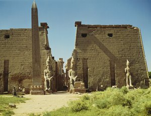 Fachada e Primeiro Pilar com duas estátuas sentadas de Ramsés II e o restante do obelisco