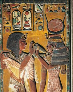 A Deusa Hathor oferece o seu colar ao Faraó (baixo relevo) de Egyptian 19th Dynasty