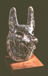 Cabeça de Anubis, deus egípcio dos mortos, com uma mandíbula articulada, usada como um Oracle Mask, New Kingdom (madeira) (veja também 161755)