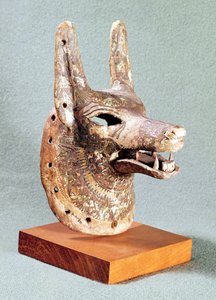Cabeça de Anubis, com uma mandíbula articulada, usada como uma máscara oracular, New Kingdom (madeira pintada) (veja também 55441)