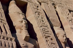 Cabeças de Ramesses II (1279-1213) e Hathor/Nefertari na Fachada do Templo da Rainha Nefertari, Novo Reino, c.1250 a.C. (foto) (detalhe de 118459) de Egyptian 19th Dynasty