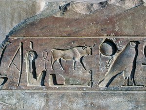 Hieróglifos com o nome de Ramsés II, base do obelisco, Templo de Amon (Património Mundial da Unesco de Egyptian 19th Dynasty