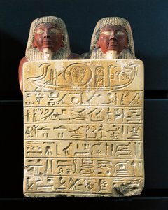 Estela em calcário de Dydy e do seu filho Pendua, mestres carpinteiros, oferecendo um hino ao deus Sol Ra, de Deir el-Medina de Egyptian 19th Dynasty