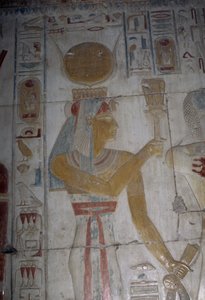Relevo pintado representando a deusa Hator, capela de Osíris, Templo de Seti I de Egyptian 19th Dynasty