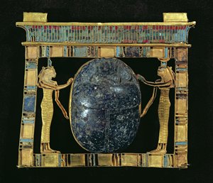 Peitoral do vizir, Paser, com um escaravelho ladeado pelas deusas Isis e Nephthys, do Serapeum em Memphis, New Kingdom (ouro, lápis-lazúli e pasta de vidro)