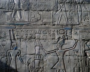 Rainha Hatshepsut diante do deus Amun, pormenor de cenas de oferendas aos deuses, relevo, paredes interiores do Grande Salão Hipostilo, complexo do templo de Karnak (Lista do Património Mundial da Unesco de Egyptian 19th Dynasty