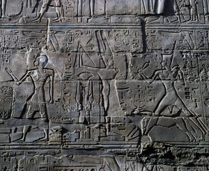 Rainha Hatshepsut diante do deus Amun, pormenor de cenas de oferendas aos deuses, relevo, paredes interiores do Grande Salão Hipostilo, complexo do templo de Karnak (Lista do Património Mundial da Unesco de Egyptian 19th Dynasty