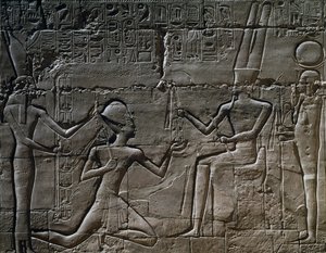 Ramsés II em frente de Amun-Ra, relevo, Grande Salão Hipostilo, Templo de Amun, Complexo do Templo de Karnak (Lista do Património Mundial da Unesco de Egyptian 19th Dynasty