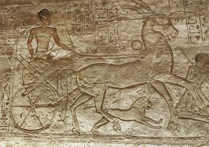 Ramsés II na sua carroça, grande templo de Abu Simbel (relevo) de Egyptian 19th Dynasty