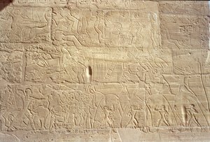 Relevo retratando tropas egípcias atacando a cidade hitita de Dapur, do Grande Salão Hipostilo, Novo Reino, C.1297-1185 aC de Egyptian 19th Dynasty