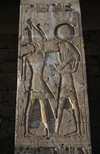 Relevo representando o Faraó com o deus Hórus, pórtico do Templo de Seti I de Egyptian 19th Dynasty