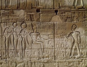 Relevo representando Seti I (c.1294-1279 aC) fazendo uma oferenda a Amon, a partir da parede exterior norte do Hypostyle Hall, New Kingdom