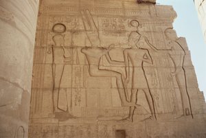 Relevo retratando a deusa de cabeça de leão Mut apresentando Ramsés II a um Amon entronizado, que lhe dá um ankh, do Grande Salão Hipostilo, Novo Reino de Egyptian 19th Dynasty