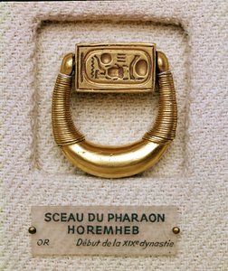 Anel com o selo do general Horemheb (c.1323-1295 aC) Novo reino (ouro)