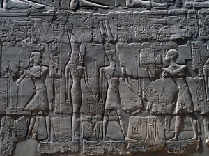 Cenas de oferendas aos deuses, relevo, paredes interiores do Grande Salão Hipostilo, complexo do templo de Karnak (Lista do Património Mundial da Unesco de Egyptian 19th Dynasty