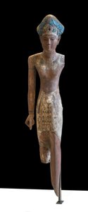 Estátua do cocar Soberano Ramesside da coroa azul e vestindo a tanga da frente de Egyptian 19th Dynasty