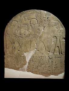 Estela dedicada a Ísis pelo supervisor de obras nos Templos de Ramsés II em Koptos, representando o Rei oferecendo incenso ao barco sagrado de Ísis, carregado por sacerdotes (calcário)