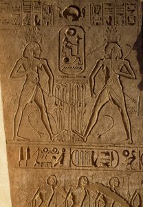 União entre o Alto e o Baixo Egipto e cartela do Faraó, relevo na base dos tronos, Templo de Ramsés II, Abu Simbel, Egipto, Novo Reino, Dinastia XIX de Egyptian 19th Dynasty